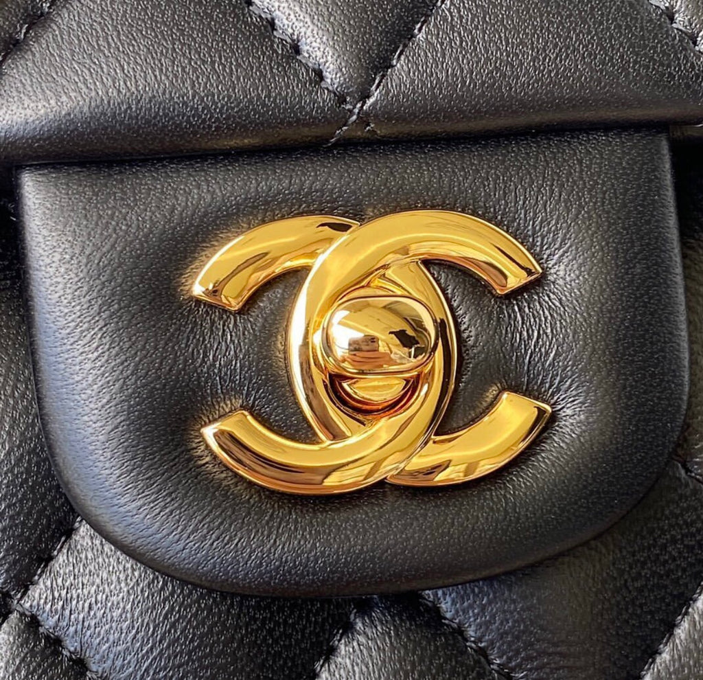 CHANEL Black Quilted Leather Shoulder Bag with Gold Chain