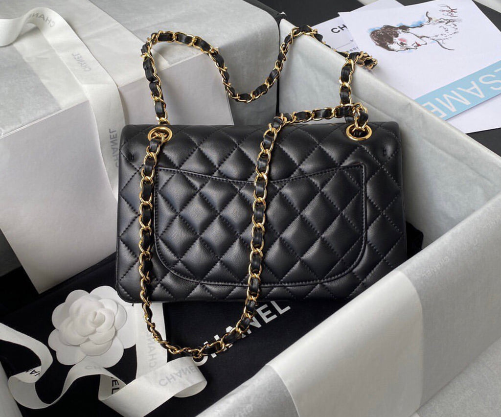 CHANEL Black Quilted Leather Shoulder Bag with Gold Chain
