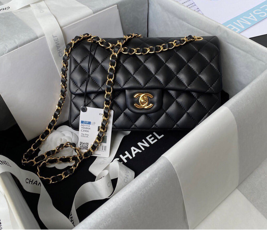 CHANEL Black Quilted Leather Shoulder Bag with Gold Chain